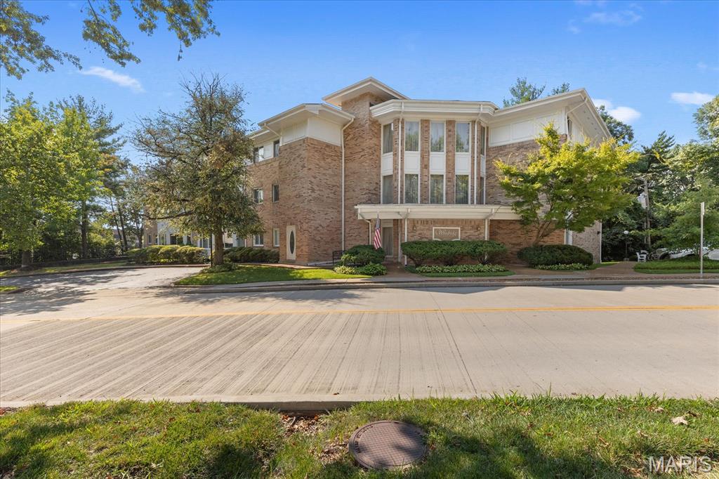 Spectacular 2-Bedroom, 2-Bath Condo in the Heart of Creve Coeur!  Welcome to this beautifully designed 2-bedroom, 2-full-bath condo offering just under 2000 square feet of living space in the desirable Woodridge Condos at Old Ballas. This is a rare opportunity to own a spacious first-floor unit in a well-maintained, secure three-story building in the heart of Creve Coeur.  Building updates include fresh exterior paint, a new roof in 2023, and a newly repaved guest parking lot in 2024. Unit 101 offers exceptional convenience, located just inside the lobby and close to the private keyed mailboxes, elevator, and trash chute—making everyday living and bringing in groceries especially easy.  Enjoy the added benefits of underground parking with 2 parking spaces! Also includes a garage door opener, elevator access, and a private locked storage area.  Step inside and you'll immediately appreciate the inviting open floor plan and abundant natural light. The spacious great room features newer exquisite ceramic tile, while the charming breakfast nook showcases a beautiful bay window with a peaceful view of the surrounding grounds backing to a nice wooded area. Imagine enjoying your morning coffee while watching squirrels in the spring, deer in the fall, and an array of seasonal birds throughout the year!  The generous eat-in kitchen offers newly refinished cabinetry along with a newer stainless-steel wall oven/microwave combination and dishwasher. The refrigerator stays with the home!  The spacious primary suite features large windows, a nice-size walk-in closet, linen closet and a wonderful private bath. A versatile bonus room towards the back of the primary suite provides the perfect space for a home office, workout room, reading area, or relaxing sitting room. The second bedroom is also generously sized and offers plenty of flexibility for guests, family, or additional living space. The separate hallway laundry room adds convenience and includes a brand-new GE washer and dryer, plus a small freezer, all of which stay with the home!  Don't miss the additional walk-in closet right off of the entry; great for storage! With its exceptional size, abundant natural light, thoughtful floor plan, peaceful views, secure building, underground parking, and convenient location, this condo offers a wonderful combination of comfort and convenience.

Location is everything! Conveniently located near Highway 270 and Interstate 64/Highway 40, with easy walkable access to shopping, dining, entertainment, and all that Creve Coeur and the surrounding area have to offer.  Come see all that Unit 101 at Woodridge Condos at Old Ballas has to offer—you won't want to miss this rare opportunity!