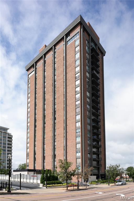 Welcome to the 13th floor of the highly sought-after Park Tower, where luxury, privacy, and convenience come together in the heart of downtown Clayton. This light-filled residence features beautiful parquet floors, large windows facing east that flood the home with natural light, and a welcoming entry hall that opens to a spacious combined living and dining area with an easy, open floor plan, ideal for everyday living and entertaining.
The generous primary suite is complete with a walk-in closet and the convenience of an in-unit washer and dryer. All appliances are included, making this home truly move-in ready.
Park Tower is Clayton's premier full-service residential building, offering an exceptional lifestyle with 24-hour concierge service, onsite management, secure building access, a state-of-the-art fitness center, elegant party room with catering kitchen, library, and a stunning rooftop pool and terrace featuring sweeping views from Shaw Park to downtown St. Louis. Residents also enjoy exclusive private access to Dominic's Trattoria, one of the area's favorite Italian dining destinations.
The building has been thoughtfully updated with fresh, modern decor throughout. One reserved parking space is available. Experience sophisticated high-rise living with unparalleled amenities in one of Clayton's most desirable addresses.
