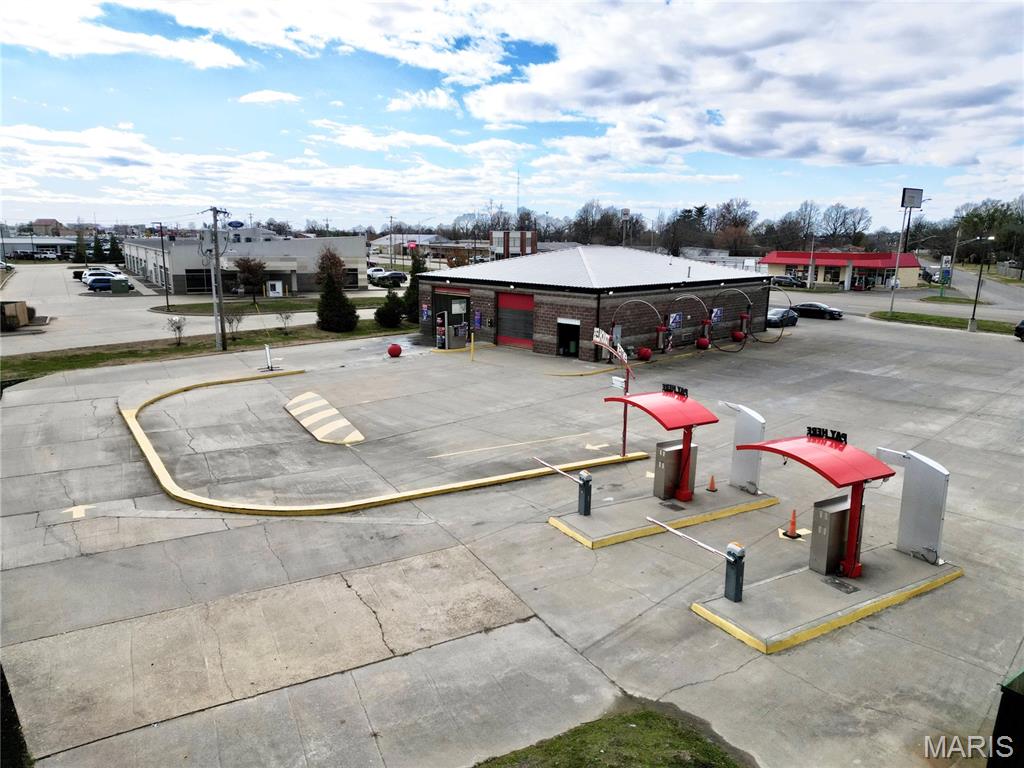 This first of two turnkey carwashes is strategically located in Sikeston, MO, benefiting from high traffic counts and excellent visibility. Built in 2016, the property features two bays, one tunnel and one touchless along with vacuum cleaners and updated equipment. An established monthly membership program provides recurring revenue and operational stability. A major highlight of this offering is the vast amount of road frontage which allows excellent visibility and strong traffic exposure.  Must sell with MLS 26000081 as a combined portfolio sale, providing a rare opportunity to control multiple wash formats within a one-mile radius. This great commercial property offering is well-suited for both owner-operators looking to establish a dominant local presence and investors seeking a stabilized asset with upside in a growing regional market.
