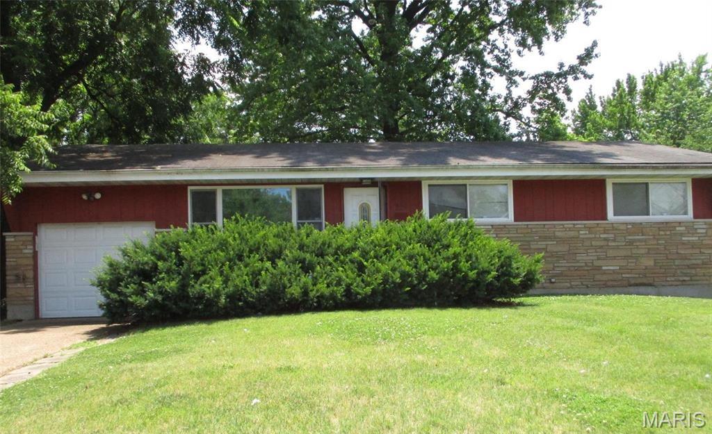 Nice 3 bedroom 1 bath with attached garage. Property is rented at $1600/mo. Newer HVAC. Seller has 3 properties for sale and prefers to sell all 3 as a package. also 10605 Dunkeld 63137 a move in ready Glasgow Village home. 6607 Barken 63121 rented at $1200/mo.
Call listing agent for details.