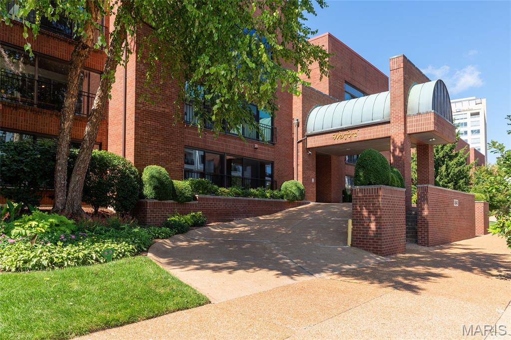 The Wexford is a highly sought after complex in the CWE.  Around the corner from Wahington University Medical Center, Barnes-Jewish Hospital/Siteman Center. Washington University, St. Louis University and Grand Center Theatre District close by. Walk to Forest Park, Library, Whole Foods grocery, movie theatre and many fine restaurants.  Elevator building.  Third floor unit faces south. Entry foyer has ceramic flooring & entry closet. Master bedroom accommodates king sized bed and has large walk in "St. Louis Closet." Updated master bath with skylight. Second bedroom and another full updated bath. Kitchen has beautiful cherry cherry cabinets. Kitchen skylight brings in natural light.  Cork flooring in many rooms makes for quiet and softness. Living room/den/bedroom opens to the relaxing sun room. Laundry in unit. The complex offers a nicely landscaped back garden area w/inground heated pool and BBQ area. 2 inside garage spaces and 2 storage lockers.