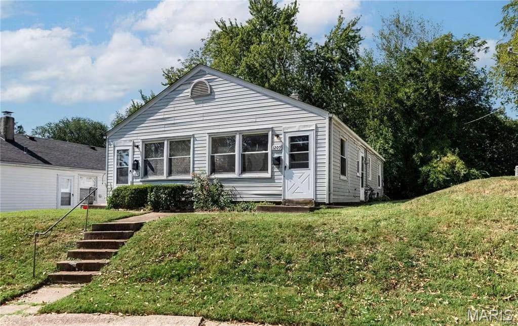 A wonderful 2-bedroom, 1-bathroom opportunity in the historic Dogtown neighborhoods. Featuring an in-unit washer and dryer, and a new stainless steel stove, this is one you will not want to miss! Tenant is responsible for paying Electric and Gas, and is expected to have no evictions, 600+ credit score, and income 3x the monthly rent. No pets allowed. Application Fee: $49. Showing requests can be directed to listing agent!