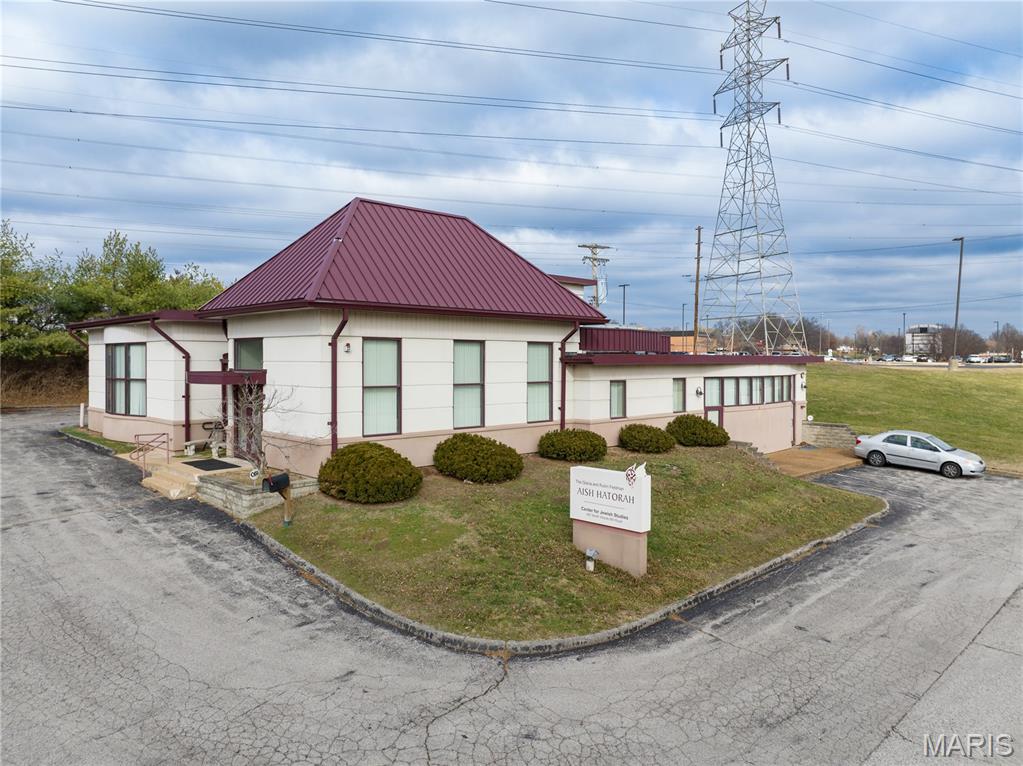 Opportunity to acquire 357 N. Woods Mill Road (the “Property”), situated on a generous 0.92 acre lot in the heart of Chesterfield, Missouri in the St. Louis MSA.

Built in 1999, the property is ideal for adaptive reuse or redevelopment, benefiting from excellent visibility along N. Woods Mill Road and strong area demographics, including a $192,042 average household income and $542,543 average home value within one mile. 

Its prime location offers accessibility to Highway 141 and I-64, high traffic counts, and proximity to affluent neighborhoods, creating a rare opportunity to reposition the asset and capitalize on Chesterfield’s limited supply of well-located commercial sites.

Zoning: NU