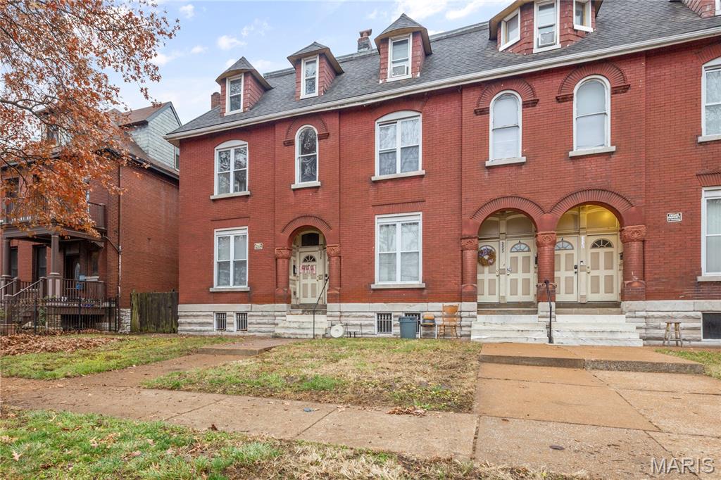 Discover an exceptional investment opportunity at 3331-3335 South Jefferson Avenue, St. Louis, MO. This distinguished 10,426 SF property, housing six units, offers a prime location and a strong, reliable income stream. With meticulous maintenance and consistent performance, this well-maintained asset is a highly desirable addition to any investment portfolio. Benefit from the property's favorable position in the St. Louis area and capitalize on its potent potential for enduring value and stability. Don't miss the chance to secure this attractive and promising investment opportunity in the thriving multifamily/low-rise/garden segment. This Property is being offered for sale as part of a portfolio together with 5931 Maple Avenue, St. Louis, MO 63118.