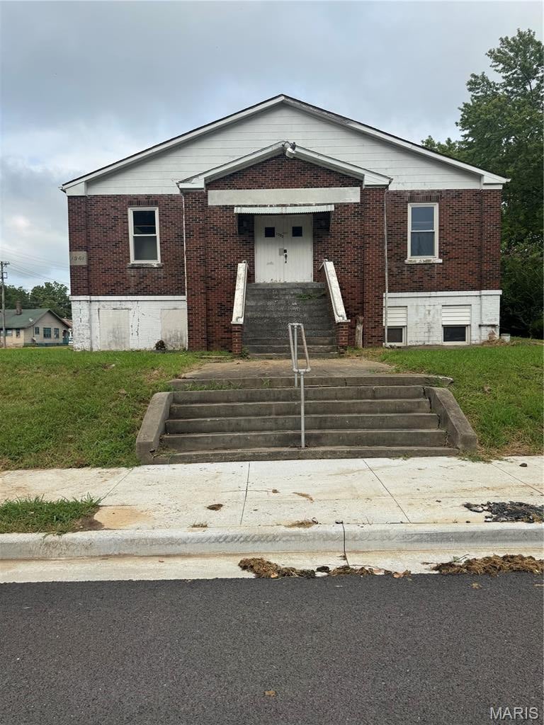 Exceptional investment opportunity. At over 4000 sq ft, this former church sits on a residentially zoned lot and is ready for its next chapter. The roof is approximately 10 years old and a separate building at the rear of the property provides additional living, storage, or workspace potential.
Conveniently located near downtown, schools, university, shopping, dining, and major roadways, this property offers excellent accessibility and endless possibilities. Whether you’re looking for a unique residential conversion, community space, or another permitted use, this property is full of potential.
Buyer to verify all measurements, zoning, permitted uses, and any information important to their intended use.