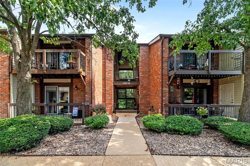 Step into modern comfort in this fully renovated 2-bed, 1-bath condo in the heart of Oakville! Located on the top floor for added privacy and quiet, this stylish unit features brand-new luxury vinyl plank flooring, a fully updated kitchen with quartz countertops, custom cabinetry, and new stainless steel appliances. The bathroom has been tastefully remodeled, and in-unit laundry adds everyday convenience. Enjoy your own covered deck with additional storage, plus assigned covered parking. Community amenities include a sparkling pool, tennis courts, and clubhouse access—perfect for relaxing or staying active. The affordable HOA covers water, sewer, and trash, making this a low-maintenance, move-in-ready home. Just minutes from shopping, dining, and entertainment in desirable South County. Don’t miss this turnkey opportunity—schedule your showing today!