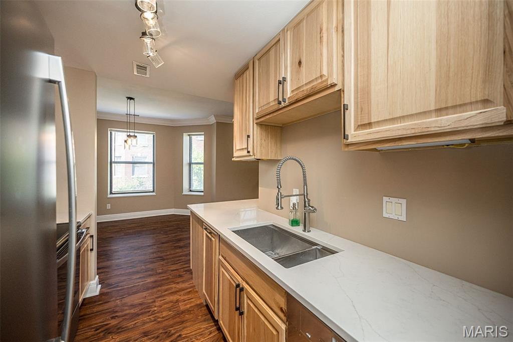 Del-Clare Condos - Residential