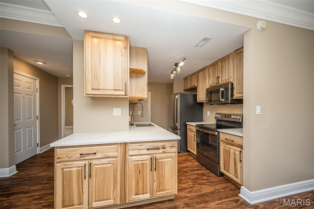 Del-Clare Condos - Residential