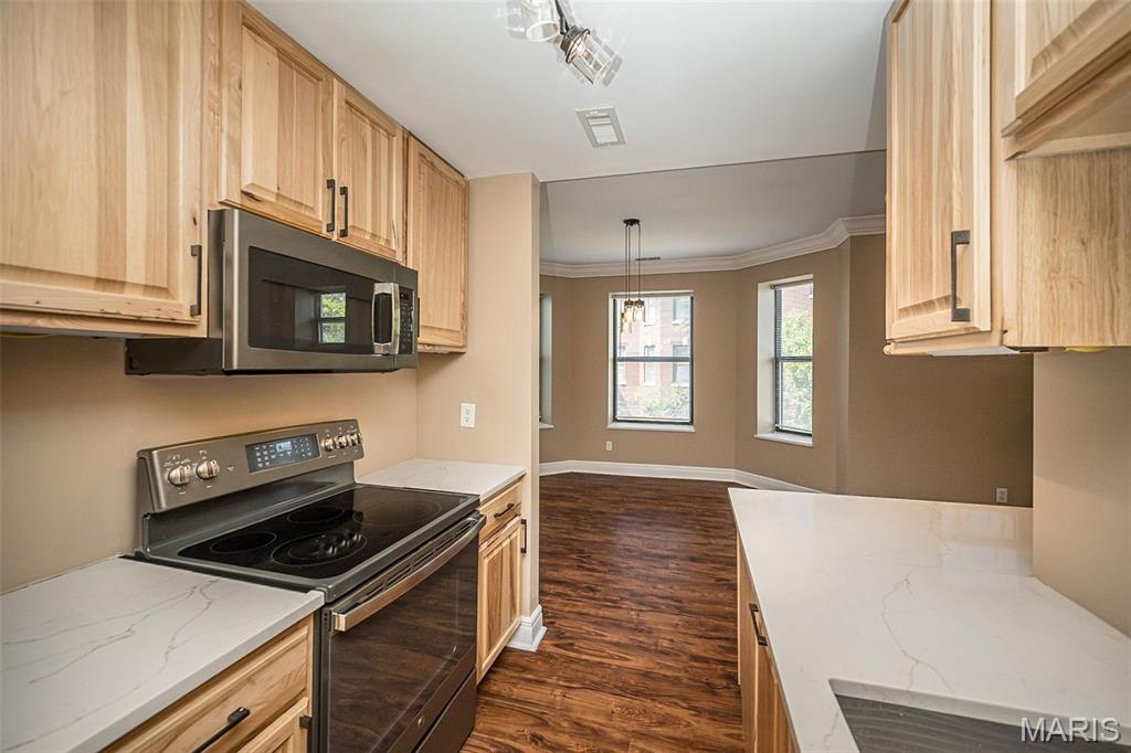 Del-Clare Condos - Residential