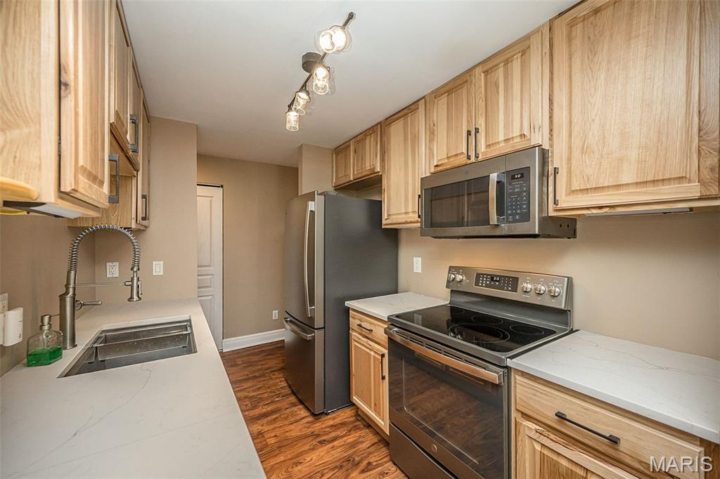 Del-Clare Condos - Residential