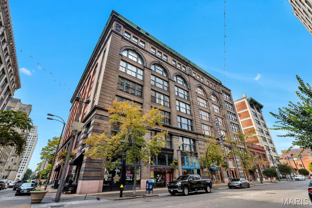 City living at its finest!!! Fantastic call this 1 bedroom stylish loft in the heart of Washington Ave home. This property offers an Open floor plan, exposed brick, floor to ceiling windows facing Washington Ave. which exposes the loft to lots of natural light, and a kitchen to die for! The kitchen includes a large island, stainless steel appliances, and tons of counter and cabinet space! Additional loft features include a large walk in closet, built in desk space, private laundry, and an oversized bathroom! This property won't last...schedule your private viewing today!!! Enjoy the many amenities of Downtown with St. Louis City as your backyard, Lucas Park Dog park is steps away, as well as some of the best shops and  in the city! Secure Parking available for a monthly fee across the street!!! Location: City, End Unit