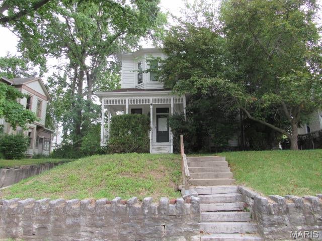 Four efficiency apartments near major thoroughfares and amenities.  Buyer to verify all MLS information including measurements.
