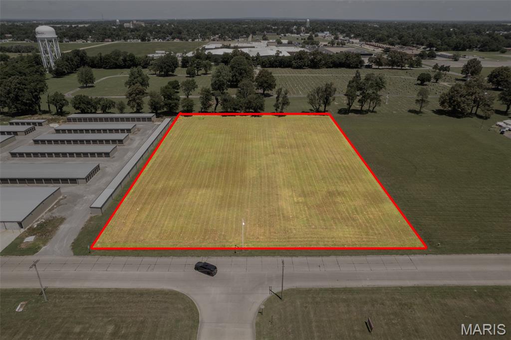 Located on the south end of town next to Sikeston’s vibrant, commercial area.  Close-by retailers include Wal-mart, Lowe’s, and Ollies.  Restaurants include Taco Bell, Colton’s Steakhouse, and Applebee’s.  3 national hotels are close by, all driving traffic count to this part of town.