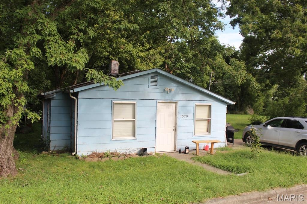320 N Fountain St is a 3 bed, 1 bath single family home for sale in Cape Girardeau Missouri, totaling 785 sq ft and within a short drive to SouthEast Missouri State University. This property is currently being leased for $600 a month. 

This property is also being sold as part of a portfolio totaling 33 doors and $3,350,000.