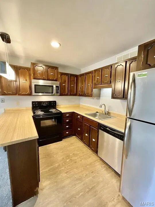 PINETREE ESTATES - Residential Lease