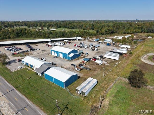 Turnkey opportunity with land, location and loyal customers. A Thriving full service mechanic shop with a solid reputation in Southern Illinois. Known for dependable big truck, ,tire, and trailer repairs plus 24/7mobile service. Ideally located in Marion, Il-- just minutes from major highways-- the shop offers unbeatable visibility and access.