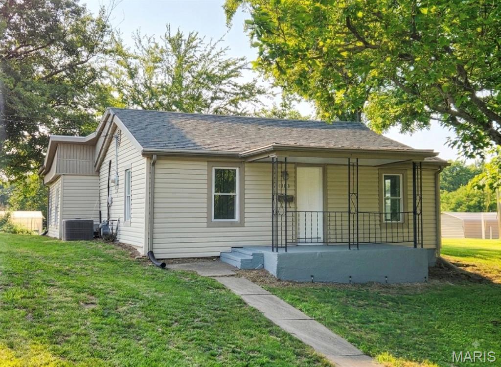 Don't miss out on this newly remodeled 820+ SQFT 2 Bed 1 Bath Ranch style home which features a living room, 2 bedrooms, full bathroom, kitchen/dining room, laundry room, and office/playroom. Situated on 0.28 acres in Hannibal Missouri this property has many sought after features like its own off-street parking, natural lighting, & land to host your outdoor activities. Situated just minutes from Hannibal's many schools, parks, shops, and recreational activities. Newly installed roof in May of 2026 and all new appliances to convey with the sale of the house.