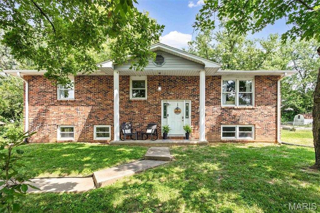 Welcome to 1002 Randall Ln, an extensively remodeled 5-bedroom, 3-full-bath brick ranch offering approximately 2,646 finished square feet. The layout includes 1,323 square feet on the main level plus a full finished lower level, providing flexible space for everyday living, guests, work, or recreation. Recent improvements include newer appliances, a brand-new 12x16 back deck, two new sump pumps, and an exterior drainage system with a lifetime transferable warranty. The home is conveniently located approximately 1.2 miles from Fulton Medical Center and about 1.3 miles from downtown Fulton. Major employers and institutions within roughly 1.5 to 4 miles include Fulton State Hospital, Westminster College, William Woods University, Fulton Public Schools, Danuser Machine Company, and the Dollar General Distribution Center. Shopping, dining, parks, schools, and US-54 access are also nearby.

Prospective buyers, please ensure you have a preapproval letter or proof of funds ready before scheduling a showing. Buyer to verify all measurements and online data.