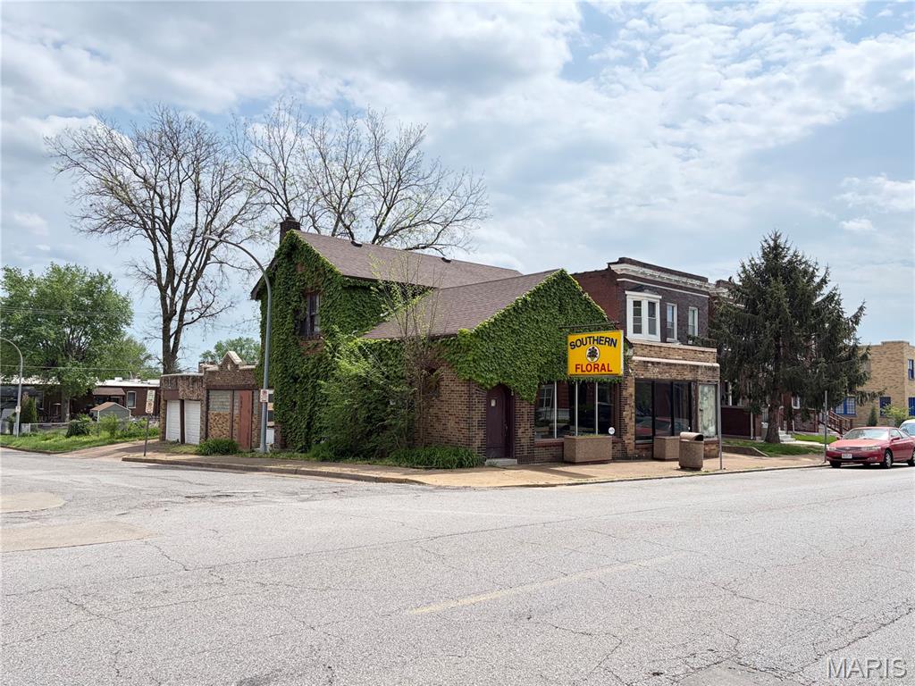 Welcome to your next project! This is a mixed use opportunity in the heart of the blossoming Carondelet/Patch neighborhood of South City. Formerly a successful Floral shop, it now sits fully vacant and is ready for a revitalization. This could make for an excellent live/work space with the open office in the front. The building features build outs for a kitchen, 1.5 bathrooms, laundry facilities, and a 2 car garage. Most recently the roof was touched up and the HVAC was installed in 2021 but there's no guarantee either of these are in the same condition. Just minutes from the 180 acre Carondelet Park and even closer to the historic Carondelet/Patch business center that was recently gone through street improvements to allow for a more pedestrian friendly neighborhood.