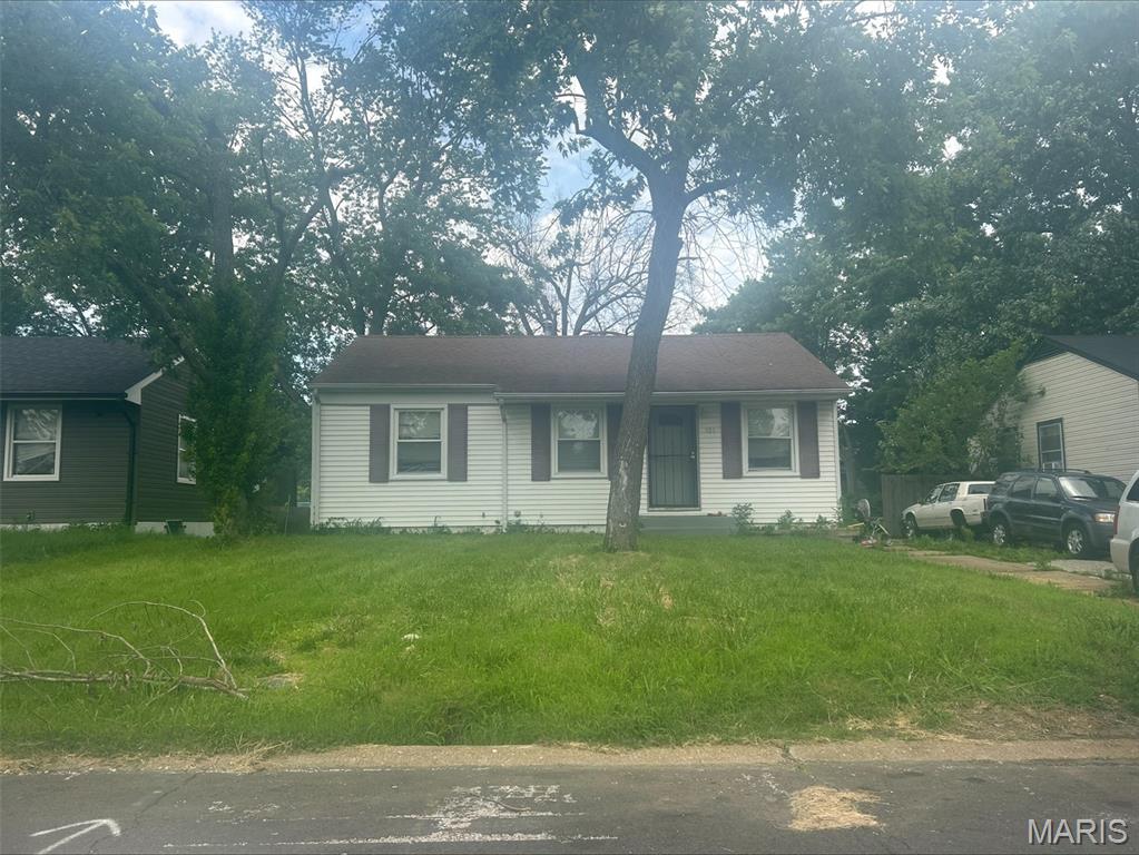 OCCUPIED W/TENANT - DO NOT DISTURB TENANT/NO SIGN IN YARD
SHOWING WITH ACCEPTED CONTRACT.

Great investment opportunity.  This 3-bedroom home is a tenant occupied property and is currently rented for $1,410.  

Priced to Sell......Selling AS-IS.  This home can be purchased with up to 11 other homes being sold by this owner.