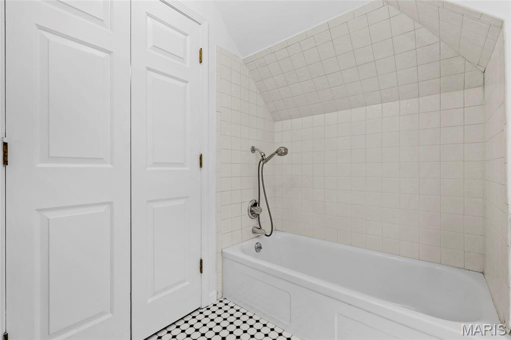 Laclede Ave & Forest Park Boule - Residential