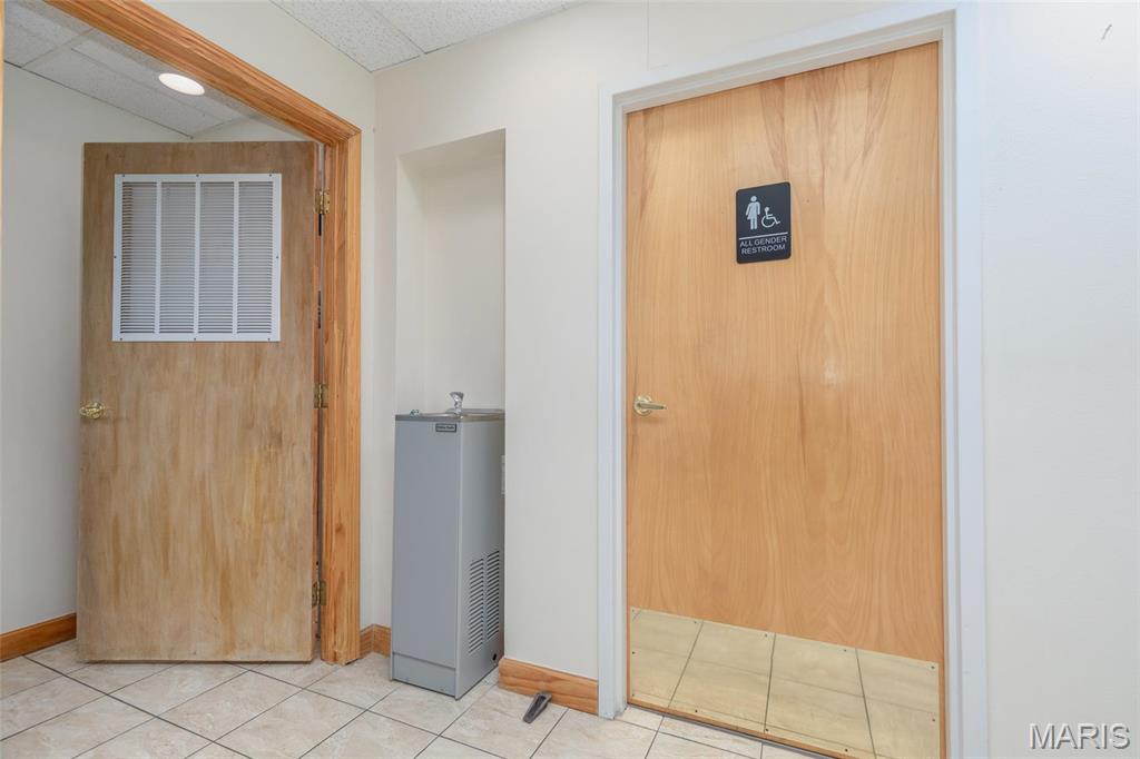 Lindell & Shaws/Us Surv 2037 - Commercial Lease