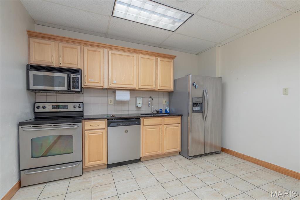 Lindell & Shaws/Us Surv 2037 - Commercial Lease