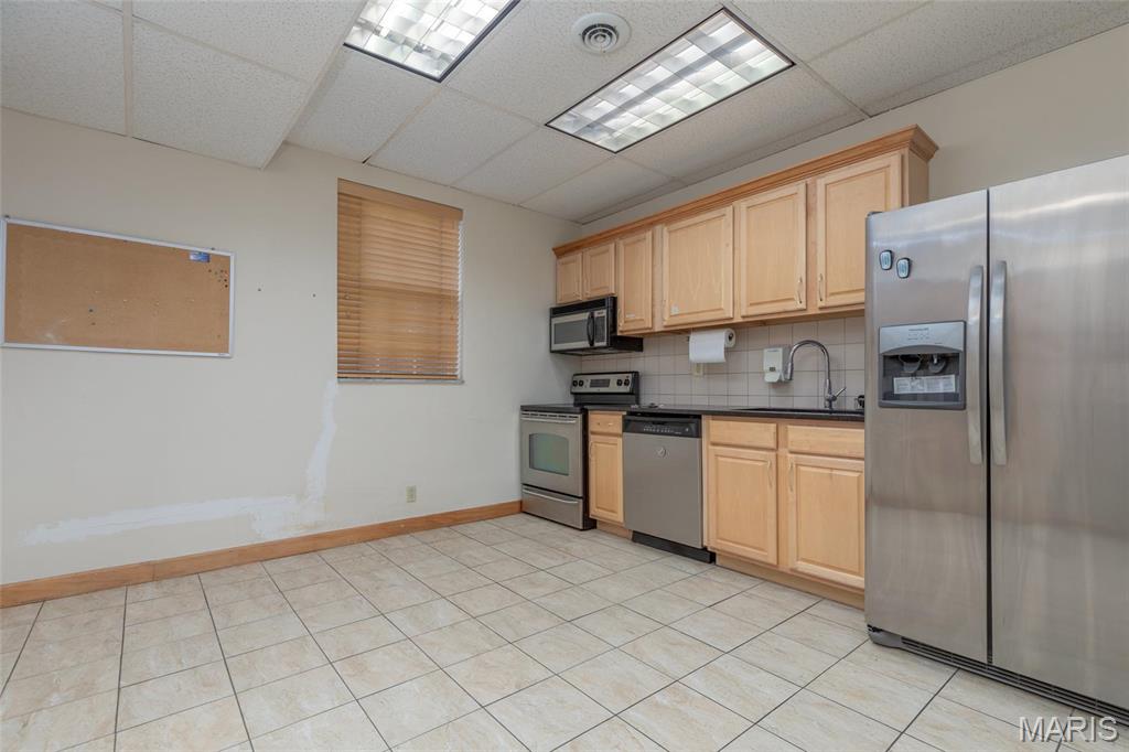 Lindell & Shaws/Us Surv 2037 - Commercial Lease