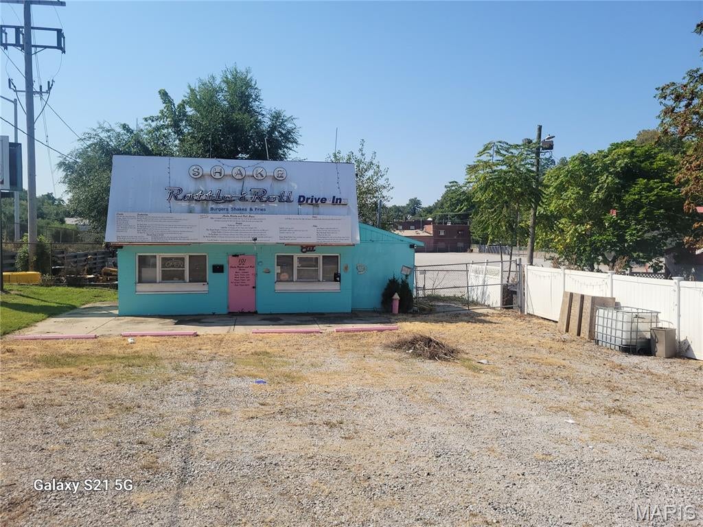 Excellent high traffic count corner lot location perfect for several type retail food or coffee shop.  Serious inquiries only.