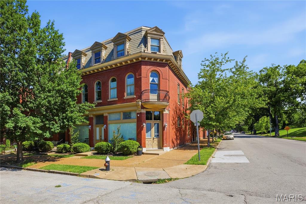 Historic Charm Meets Modern Convenience at Utah Lofts!
Built in 1890, Utah lofts reflects the rich architectural heritage of historic Benton Park. Originally part of the neighborhood's vibrant commercial corridor, the building is believed to have housed a corner storefront serving local residents during St. Louis' industrial boom! We would like to welcome you home to this beautifully maintained top-floor 1-bedroom, 1-bath condo in the sought-after Utah Lofts. Rich in character and style, this urban retreat features exposed brick walls, soaring ceilings, and an abundance of natural light that highlight its historic charm.  The updated kitchen and bath offer modern functionality, while private in-unit laundry hookups add everyday convenience.  Recent building improvements, including a newer roof and deck, provide added peace of mind and reflect the pride of ownership throughout the community.  Step outside to enjoy the shared fenced courtyard—an inviting space for grilling, gathering with friends, or simply unwinding after a busy day.  Ideally located near Benton Park, Soulard, and the vibrant Cherokee Street district, you’ll enjoy easy access to some of St. Louis’ best dining, shopping, nightlife, and local events.  Whether you’re looking for a primary residence, a pied-a-terre, or a turnkey city retreat, this move-in-ready condo offers the perfect blend of historic character, modern updates, and unbeatable location.
End Unit | Upper-Level Unit | Furnished | Private Laundry Hookups