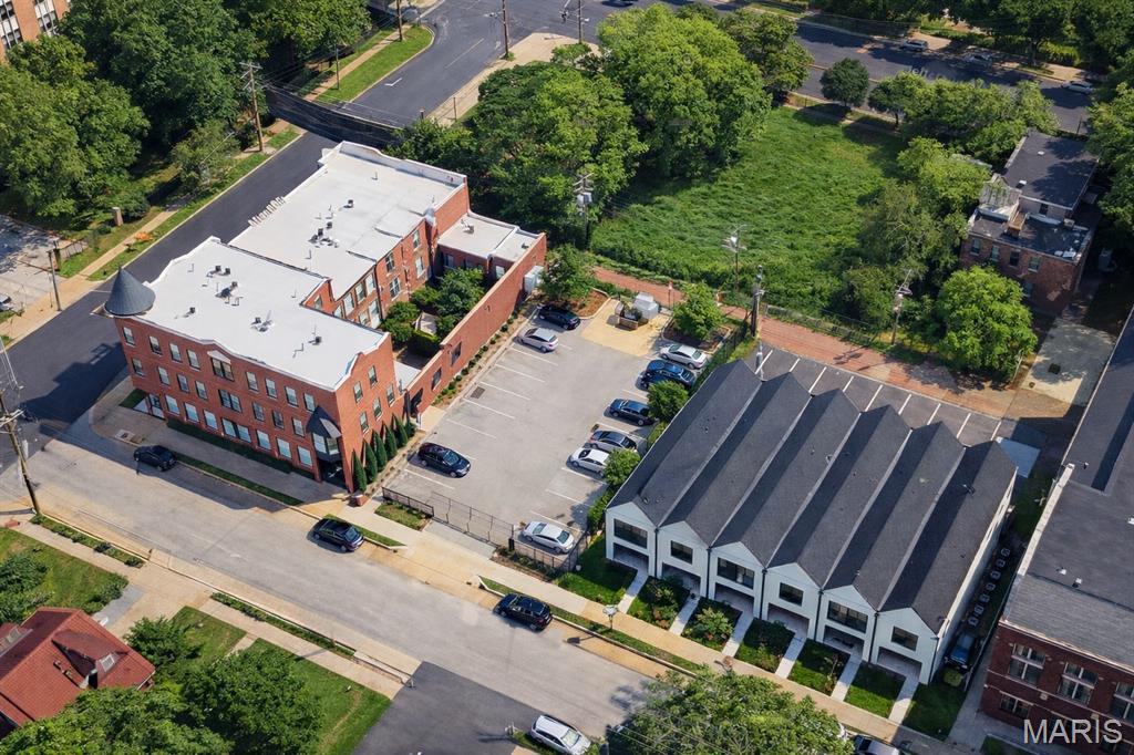 The Lange (3600 Texas Ave.) and 3620 Texas Ave. is a two-property multifamily portfolio located in the historic
neighborhood of Gravois Park in St. Louis, Missouri. The sale includes two contiguous properties totaling 27 units.

3600 Texas Ave. is a historic redevelopment containing 15 units, originally built in 1884 and completely renovated in 2018. 3620 Texas Ave. is a new construction property, built in 2022 and contains 12 units.

Both properties are fully-renovated with thoughtfully designed finishes including updated kitchens with stainless steel appliances and quartz countertops. The properties enjoy a beautiful courtyard, controlled gated access, private outdoor terrace and off-street gated parking.

Located on Texas Ave. between Cherokee Street and Chippewa Street, the Portfolio occupies a 0.64-acre site.

The properties must be purchased together.