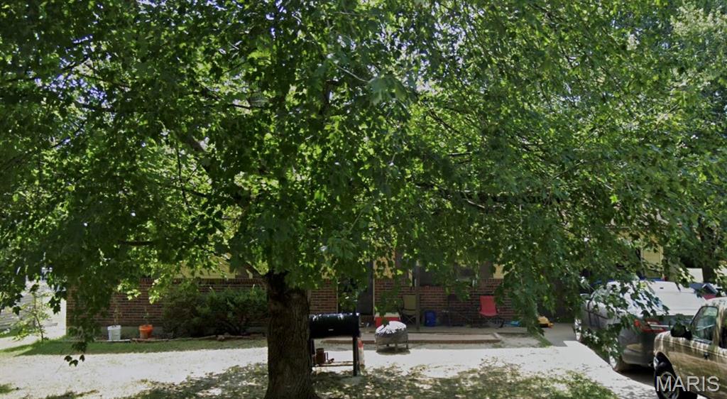 ?? LOCATION, CONVENIENCE & A PLACE TO CALL HOME IN JACKSON!

?? 325 Springview, Jackson, MO 63755

If being close to schools and everyday conveniences is high on your wish list, you'll want to take a look at this one!

This 3-bedroom, 1-bath home offers approximately 1,050 sq. ft. of living space with an attached garage and a comfortable layout that's ready for its next chapter.

One of my favorite things about this location is how close you are to Jackson's schools. Orchard Drive Elementary is within walking distance, making those school mornings a little more convenient, and other Jackson R-2 schools are just a short distance away.

?? WHAT YOU'LL FIND HERE:

??? 3 Bedrooms
?? 1 Bathroom
?? Approx. 1,050 Sq. Ft.
?? Attached Garage
? Electric Heat
?? Crawl/Raised Foundation
?? Wood Siding
?? Built in 1981

This is the kind of home that could work for so many different stages of life—whether you're purchasing your first home, wanting something that's easier to maintain, or simply looking for a home in an established Jackson neighborhood.

Jackson gives you that combination I love: small-town community with the conveniences you need close by. Schools, parks, restaurants, shopping, and more are all within easy reach.