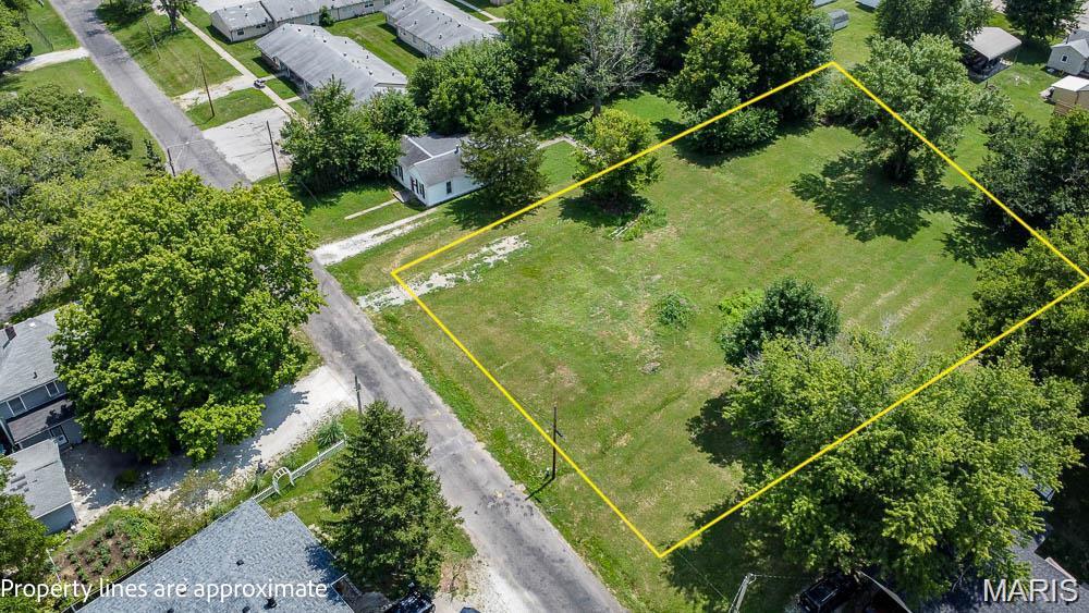 Don't wait on this one! This large .66 acre residential lot is ready for your dream home! Located in a quiet family-friendly Jerseyville neighborhood, this spacious lot is situated close to schools and amenities. All utilities are readily available, making the building process hassle-free. Don't miss out on this opportunity! Call today to secure this prime piece of land!