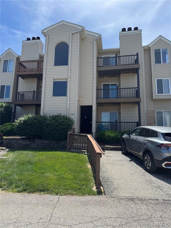 Move in ready two bedroom two full bath upper level condo unit with appliances.