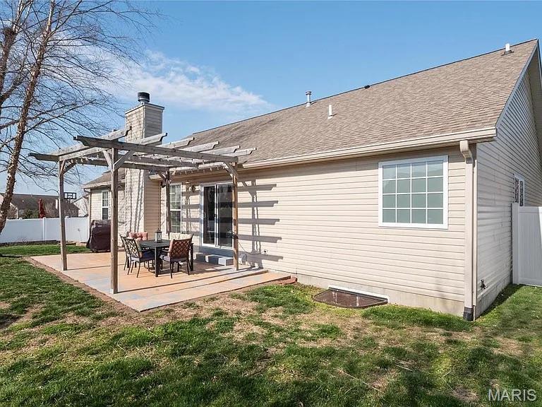 THE ESTATES AT PRAIRIE CROSSING - Residential Lease