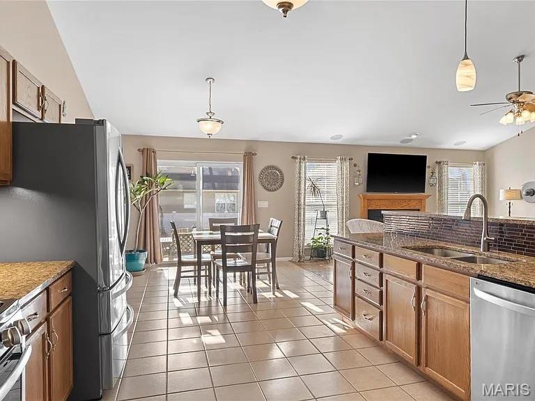 THE ESTATES AT PRAIRIE CROSSING - Residential Lease