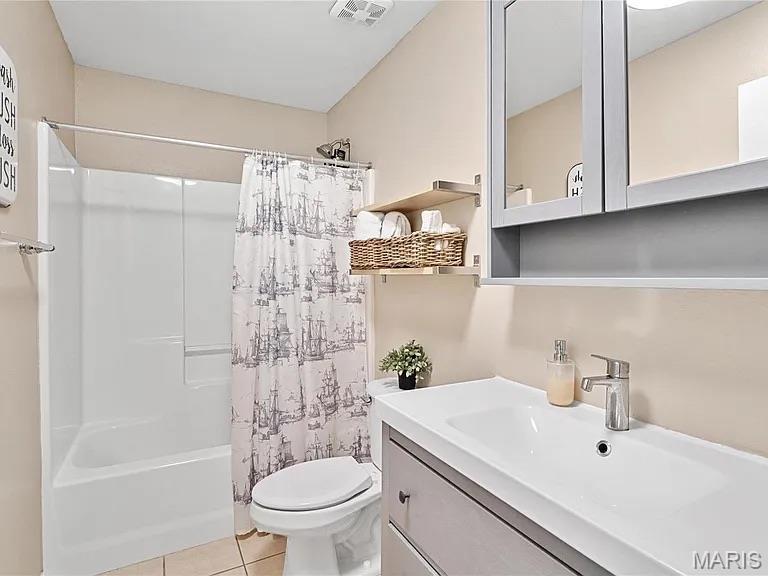 THE ESTATES AT PRAIRIE CROSSING - Residential Lease
