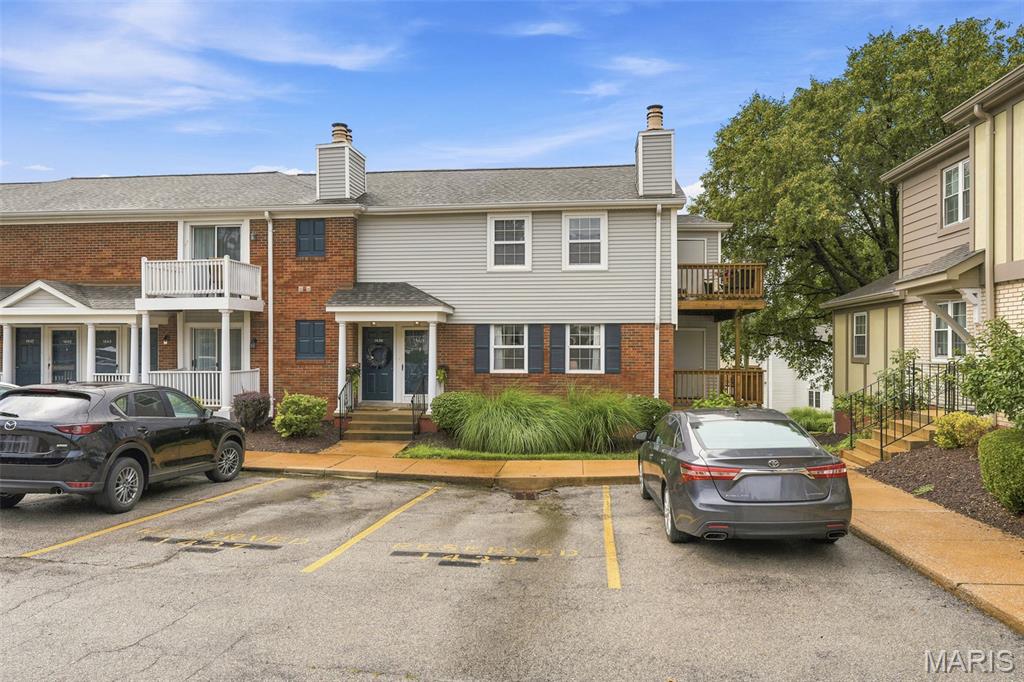 OPEN HOUSE SUNDAY JULY 26   2-4
Location is ideal. Access off of Eager Rd. provides quick access to highway 64 if you are heading downtown or out west. This wonderful complex provides excellent recreational facilities- pool, clubhouse, tennis courts in a beautiful park like setting. Beautiful lake provides fishing opportunities as well as a peaceful environment. Extremely convenient location. Close to shopping, highways, public transportation.  The unit is at the end of the cul-de-sac street, which provides a more private deck with storage unit.   There is presently a special assessment of $549 a month until the end of 2026. That is in addition to the regular monthly assessment.
