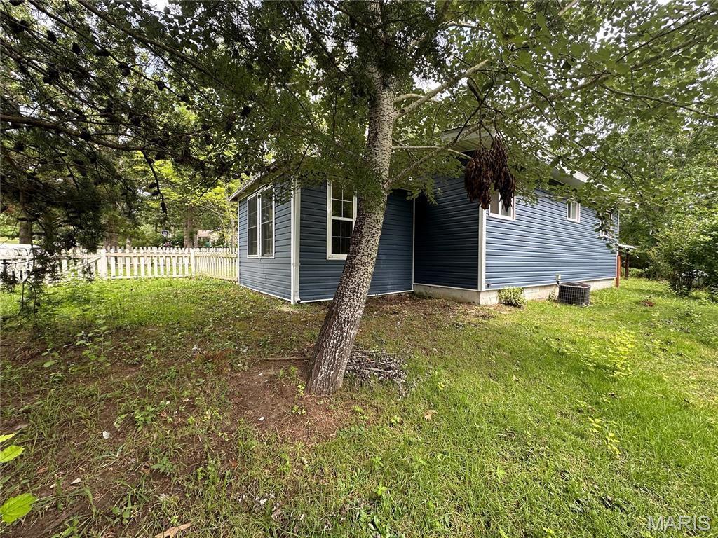 PERFECT LAKE HOUSE GET-AWAY!!! PLAN ON MAKING LAKE MEMORIES THIS SUMMER WITH YOUR FAMILY & FRIENDS. THIS QUAINT 2+BEDROOM IS PERFECT FOR FULL TIME OR PART TIME LIVING. SPACIOUS YARD AND SHOP AREA IN BACK.