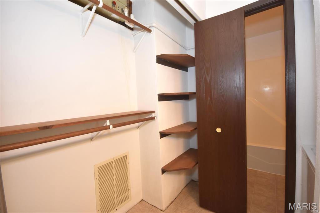 CHATEAU WOODS - Residential Lease
