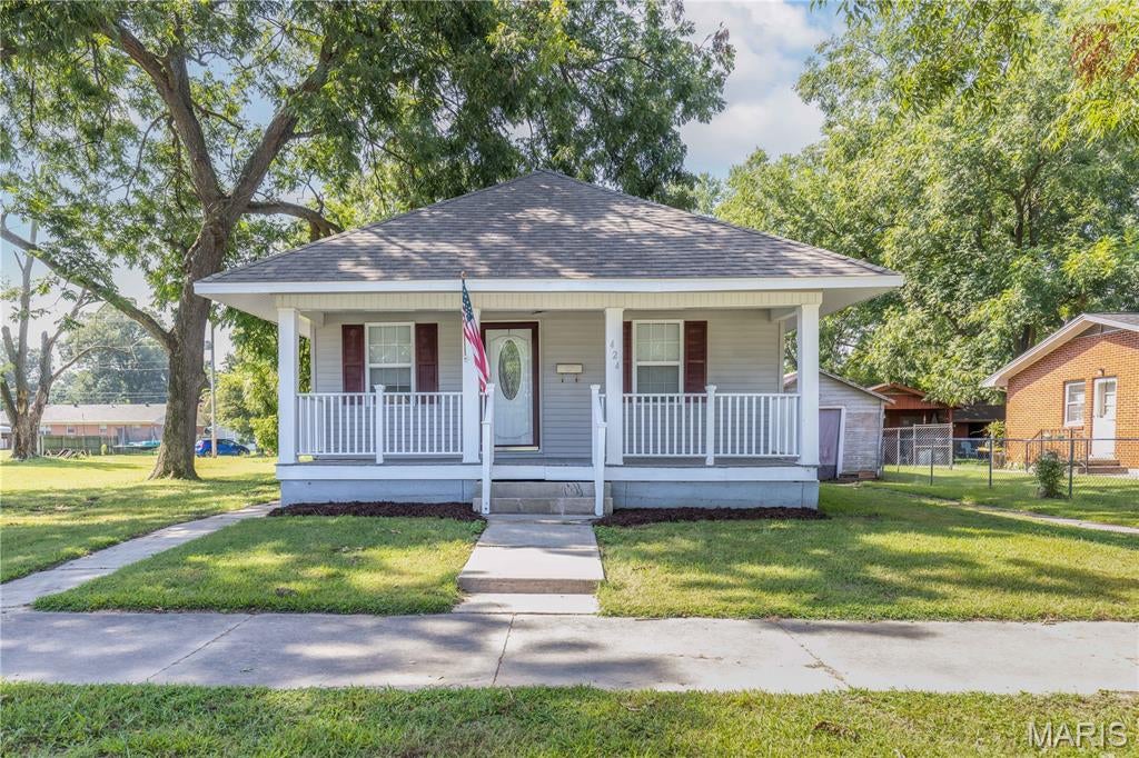 Welcome to this charming, move-in-ready home nestled in the heart of Chaffee! Conveniently located across the street from the school, the ideal setting for a first-time home buyer or growing family. Fresh paint throughout, newer windows & roof, and a seamless floor plan. This home offers comfortable living with spacious rooms and plenty of character.
A large mudroom and laundry room provide exceptional convenience, while the upstairs bonus room offers endless possibilities and could easily serve as an additional sleeping area, home office, playroom, or flex space.
Outside, you'll love the huge double lot, offering ample room for entertaining, gardening, recreation, or simply enjoying the outdoors. The mature pecan tree adds charm and shade to the expansive yard. Alley access provides additional parking option if needed.
With its convenient location, generous living spaces, versatile bonus room, and oversized lot, this Chaffee home is a wonderful opportunity to enjoy small-town living with plenty of space to make it your own!
Showings begin Saturday 8/29, with an Open House Sunday 8/30, 1-3pm.