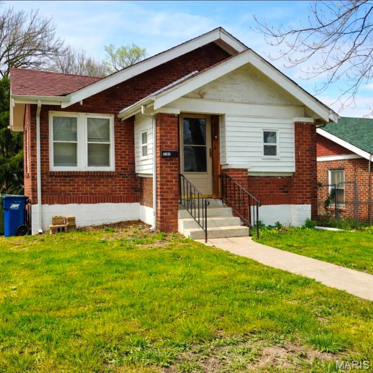 Back on the market!!!
Welcome home to 3207 Elsworth Pl, St. Louis, MO 63121! This updated 3-bedroom, 1-bath home offers the perfect blend of comfort, character, and functionality. Inside, you’ll find a spacious layout featuring original hardwood floors and a versatile bonus family room/playroom, giving you extra space to relax, entertain, work from home, or create the perfect kids’ area.
This occupancy-passed home is move-in ready and offers peace of mind with all major systems in working order. With its thoughtful updates and flexible floor plan, this home is a great opportunity for a first-time homebuyer or an investor looking to add a solid property to their portfolio.
Affordable, functional, and ready for its new owner — this one is definitely worth a look!