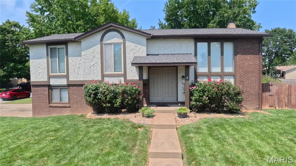 Move-in-ready and thoughtfully updated bi-level home situated on a spacious corner lot! This well-cared-for home offers 3 bedrooms, 2.5 bathrooms, multiple living spaces, an attached side-load garage, fenced backyard, newer deck, and a 2024 roof. The upper level features a spacious living and dining area, a primary bedroom with updated en-suite bathroom, two additional bedrooms, and a beautifully updated full bathroom. The updated kitchen features white cabinetry, modern countertops and backsplash, matching stainless steel appliances, updated flooring, and additional storage.
The finished lower level offers a large second living space with LVP flooring, brick fireplace, half bathroom, and dedicated laundry room. Walkout access leads directly to the fenced backyard and deck, creating an easy connection between indoor and outdoor living. Newer HVAC and water heater add to the home's many updates and improvements.
Conveniently located within walking distance of Whiteside Elementary, and minutes from Whiteside Middle School. Just minutes away from Centennial Park, nearby bike trail, and Scott Air Force Base.
With 2.5 bathrooms, a finished walkout lower level, updated kitchen and bathrooms, 2024 roof, newer major mechanicals, fenced yard, and updates throughout, this home offers an exceptional combination of condition, space, updates, and everyday convenience.