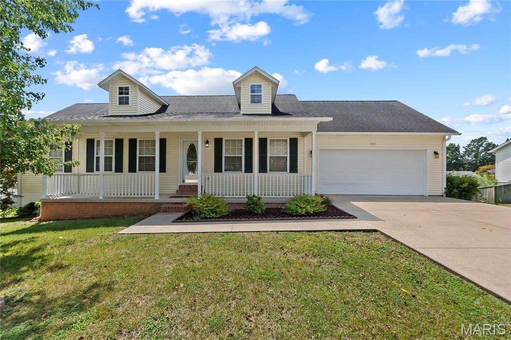 Welcome to 1655 Deerwood Drive! This super clean, well-maintained home offers 3 bedrooms, 2 bathrooms, and a great layout in the
Orchard Elementary School District. Great curb appeal welcomes you with a large covered front porch, while the back deck provides the
perfect spot to relax or entertain. Inside, you’ll find convenient main-level laundry and a spacious primary bedroom with an en suite bathroom
featuring an updated step-in shower with sliding glass doors. The attached two-car garage provides plenty of room for parking and storage.
Downstairs, the walkout basement features a finished family room, is already plumbed for a third bathroom, and offers tons of additional
storage with plenty of potential to finish more space in the future. Clean, comfortable, and move-in ready, this home has so much to offer!