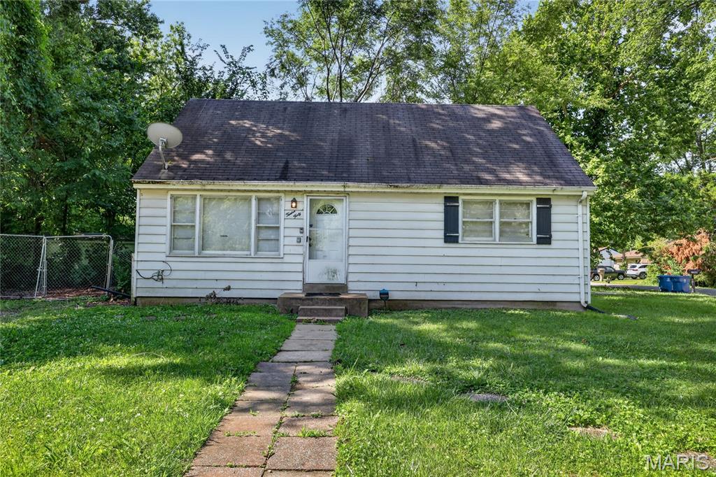 Welcome home to this charming 4-bedroom, 1-bath ranch in the heart of Saint Louis. Perfectly suited for comfortable living, this light-filled residence features a spacious, inviting living area and a functional, classic floor plan. The home highlights well-maintained original character with beautiful hardwood flooring throughout. Enjoy the privacy of a generous backyard, perfect for outdoor relaxation or entertaining.