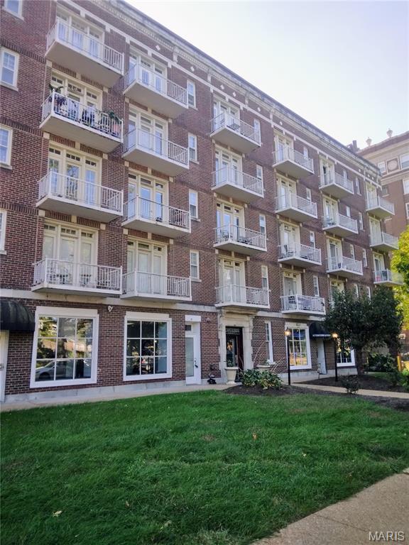 Welcome to see this Incredible Congress West Condominium, a historic mid-rise move in ready, that include a living room with an open bar design to the kitchen, 2 bedrooms, walk-in closets, 1 Bathroom, all electric, the laundry facilities are conveniently located on each floor, convenient for students and professionals. located near public transportation, shopping, restaurants, schools, hospital and major roadways, don't miss your opportunity to own this well-care, schedule your private showing today and experience how easily this condo could become your next chapter.
You can purchase it as a first-time buyer or add it to your portfolio.