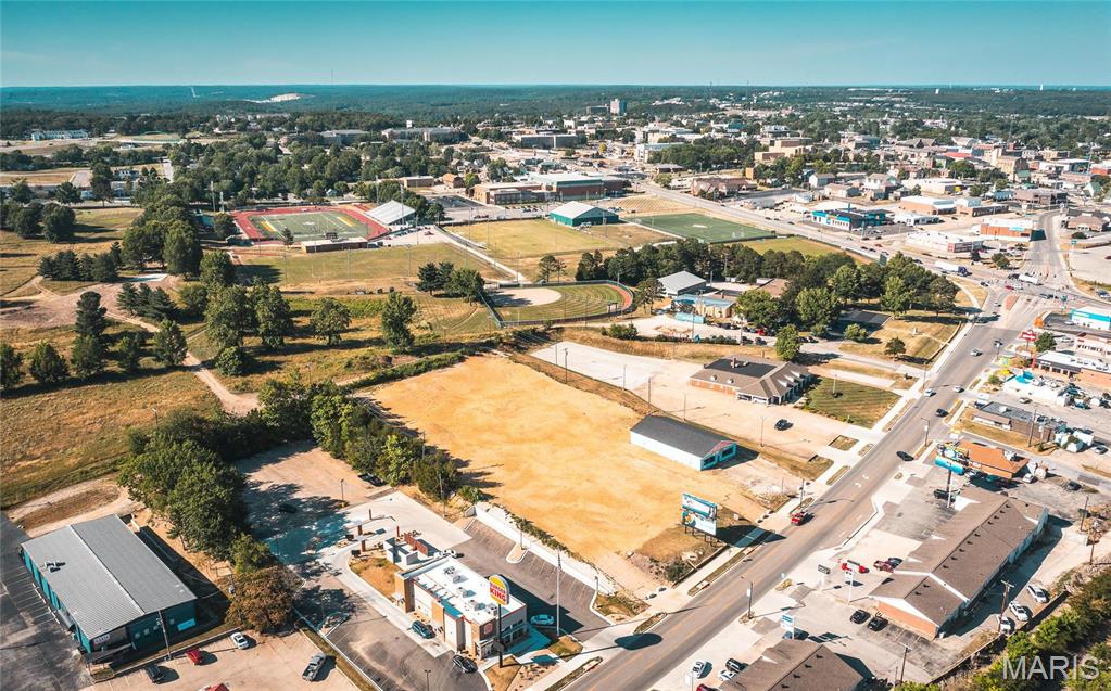 Prime location alert! This 1.2 m/l acre property boasts excellent road frontage and high visibility along Kingshighway, a bustling area near major restaurant chains and thriving businesses. Ideal for new commercial development, the property features a 4,000 m/l square foot commercial building that can be refurbished or replaced. Don't miss out on this opportunity! Available for lease at $8,250 per month.