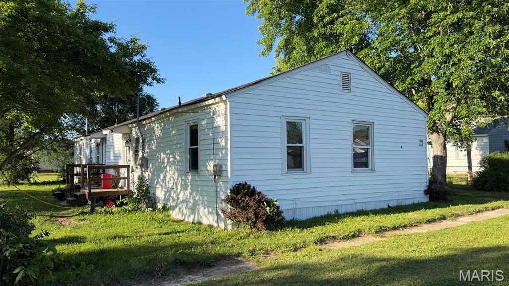 CASH COW DUPLEX!!! 

3bed/1bath units. Tons of rehab work done recently. Central heat and air. New HVAC units. Tenants pay all utilities! Only 30min away from St Louis International Airport!! Will not last.