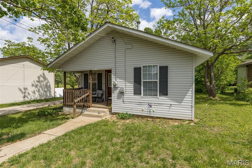 This charming 2 bedroom, 1 bath home proves that great things come in smaller packages. Thoughtfully laid out to maximize every inch, it offers everything you need in a comfortable, easy-to-maintain space. Whether you’re looking for your first home, downsizing, or seeking an investment opportunity, this home delivers practicality, comfort, and simplicity all in one.