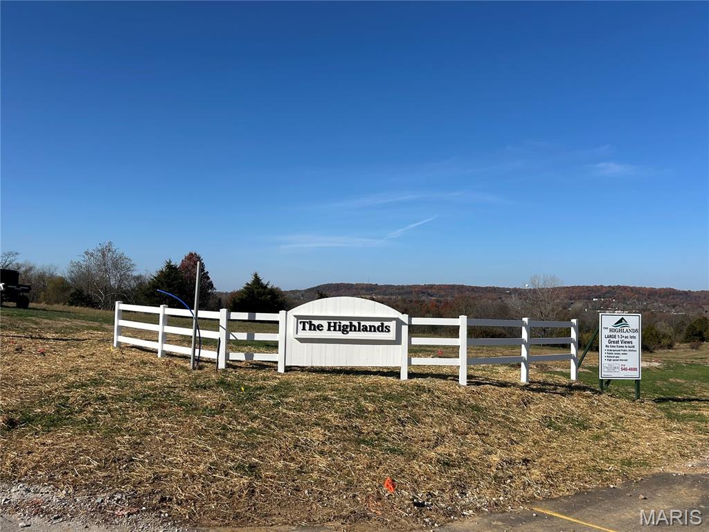 THE HIGHLANDS is  Franklin Counties Latest and Finest 1-3+ acre Custom Home  20  Lot Development . Truly an enclave with few neighbors.  You may choose from a variety of Open & Wooded lots all with  mostly level building sites and gently sloping rear yards, perfect for rear walk out some overlooking common ground, lake, and or woods.  Enjoy a Country atmosphere with ALL underground city services ,Sewer, water, telephone, Electric, Spectrum Internet, Spire Natural gas ,Incredible endless Hilltop views, wide paved streets maintained by the HOA, Protective Covenants with an emphasis on quality and style.Your builder of choice with no time frame to build. 
All within easy HWY 44 access. There is nothing like it in the area except the developers previous development next door "Longview Meadows".  Lot 9 has the perfect building site with natural woods and a gentle rear walkout.

 Sales Brochure, restrictions and topographic maps available upon request. Minimum home size is1800 sqft . HOA Fees are $400/annum. This development was developed by the same developer who created Longview Meadows (Next Door).